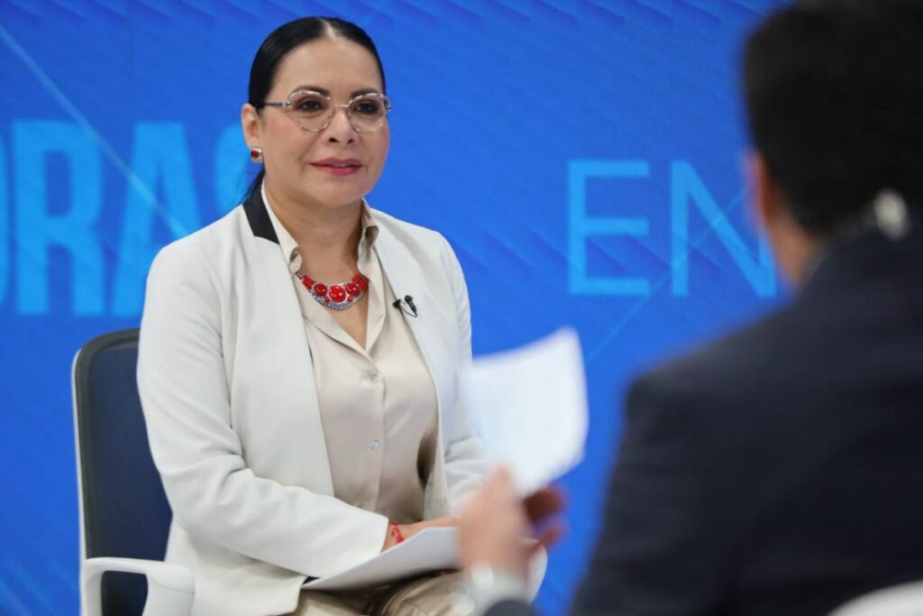 Diana Atamaint, presidenta del CNE, en entrevista televisiva.