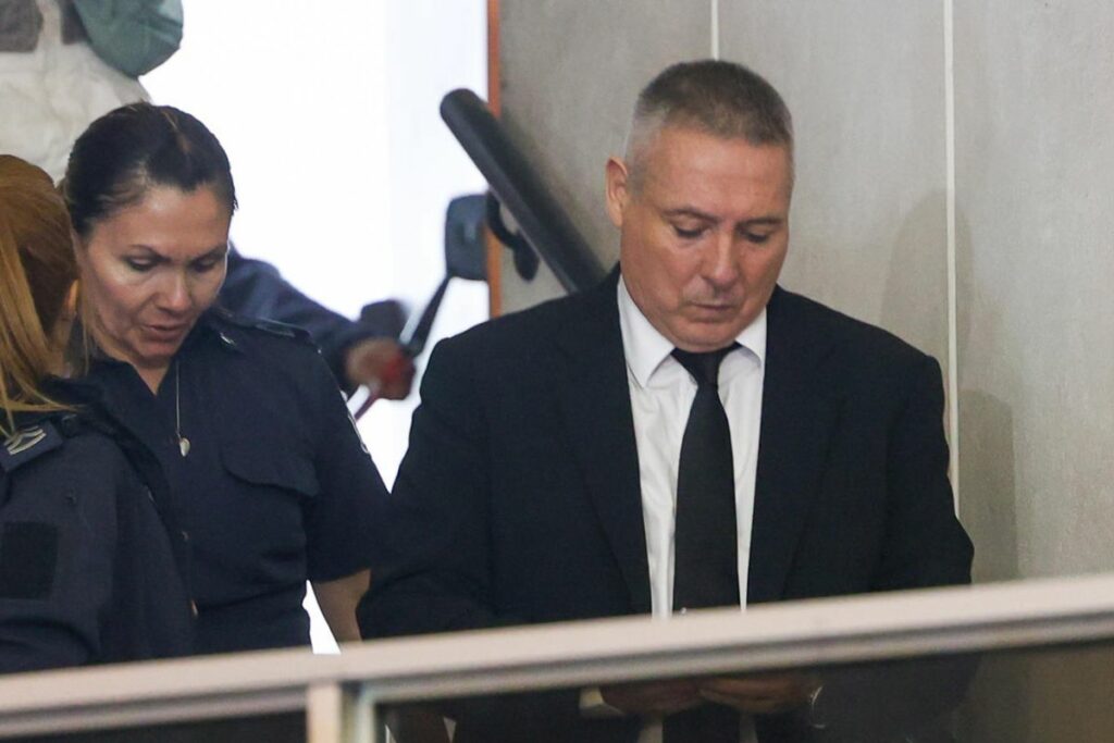 Víctor Stinfale (der.), exabogado de Diego Armando Maradona, sale tras declarar en el juicio contra siete profesionales de la salud por la muerte del astro argentino.