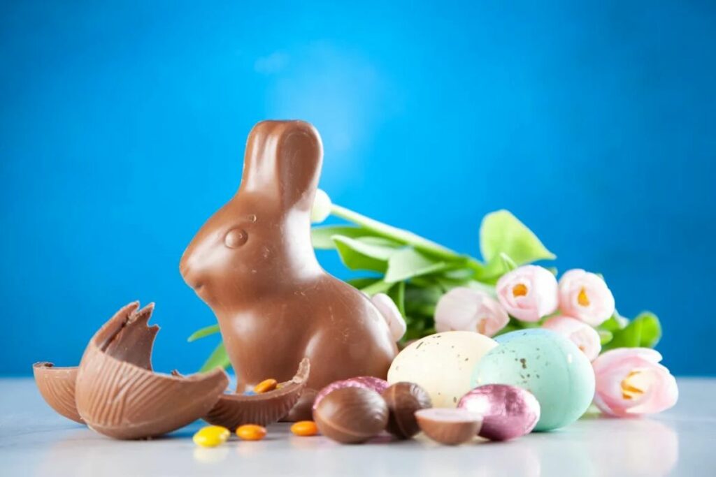 Los conejos y huevos de colores son uno de los símbolos de la Pascua.