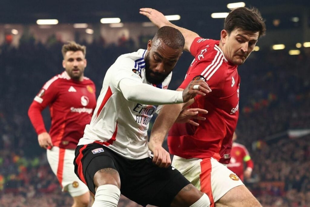 Alexander Lacazette y Harry Maguire (der.) en acción en el partido entre Manchester United y Olympique de Lyon en la Europa League.