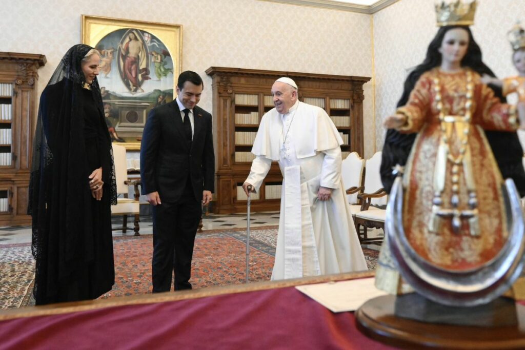 El presidente Daniel Noboa y su esposa en una visita al papa Francisco.