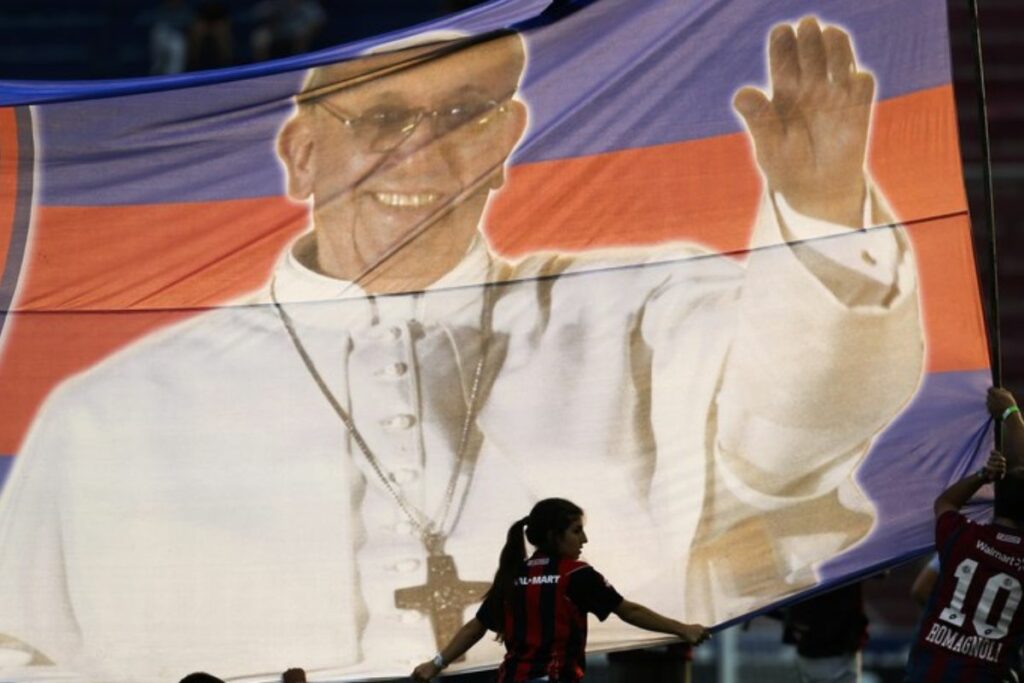 El Papa Francisco estuvo relacionado al mundo del fútbol y fue hincha del San Lorenzo de Argentina.