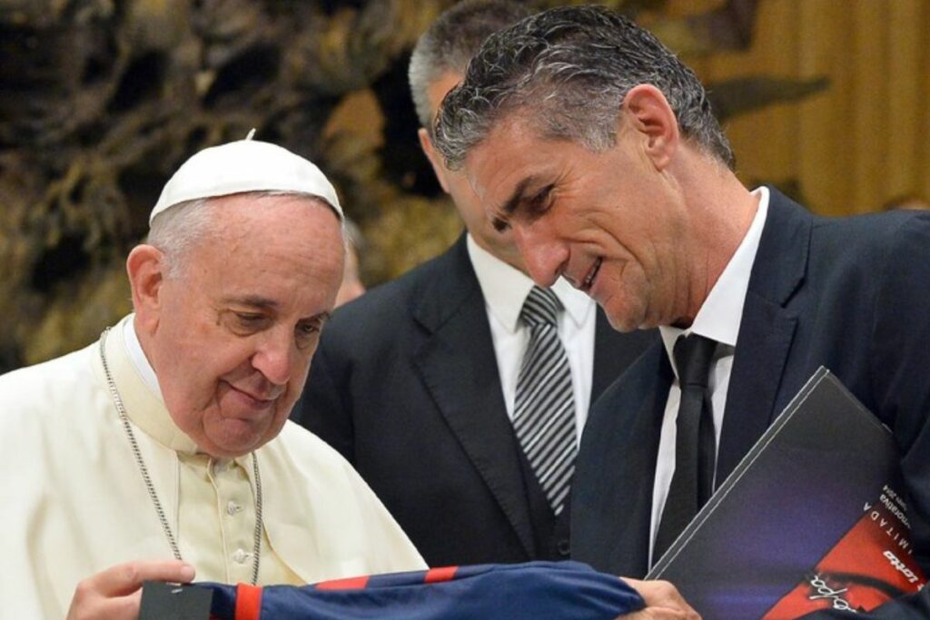 El papa Francisco recibió una camiseta de San Lorenzo, de parte del Dt Edgardo Bauza, tras el triunfo en la Copa Libertadores del 2014.