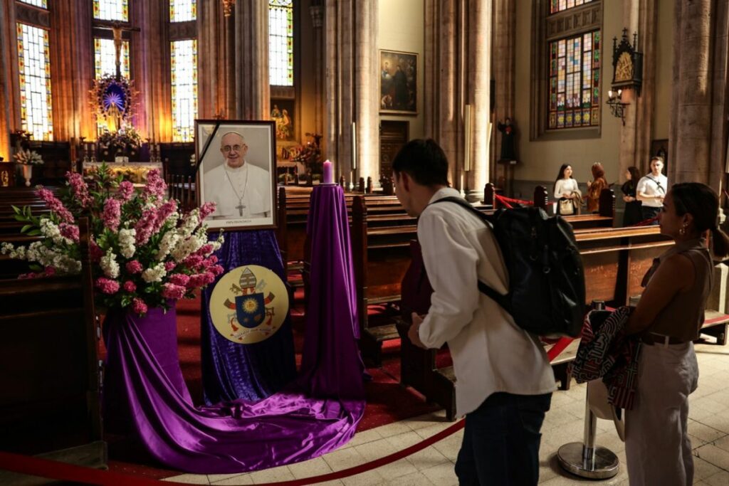 Personas rinden tributo al papa Francisco, en una iglesia en Turquía.