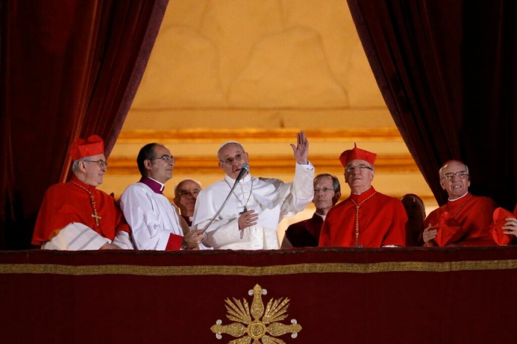 Francisco junto a los cardenales, luego de que el cónclave lo eligiera como el nuevo papa.