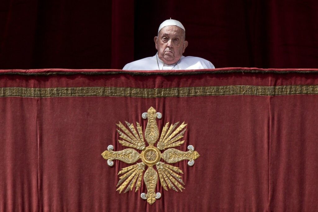 El papa Francisco mientras saludaba a sus fieles el Domingo de Pascua o Resurrección.