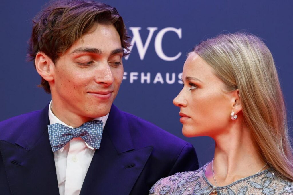 El atleta sueco Armand Duplantis (izq.) posa a su llegada a la ceremonia de entrega de los Premios Laureus, en el Palacio Cibeles de Madrid.