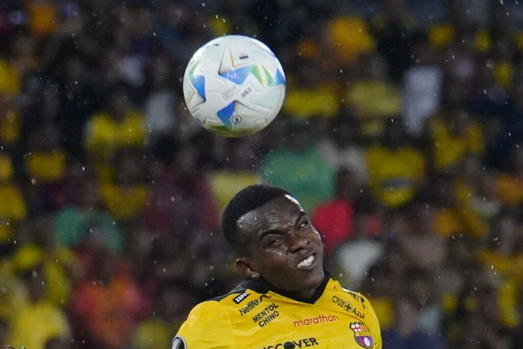 Jhonny Quiñónez, del Barcelona SC, disputa una pelota en la Copa Libertadores.
