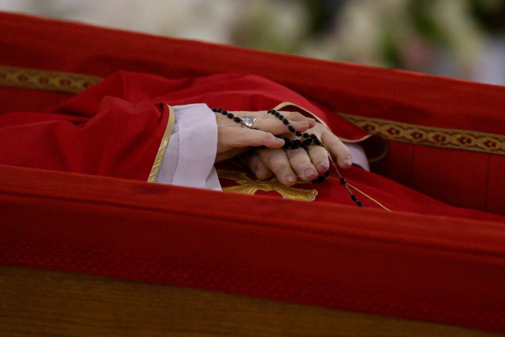 - El Vaticano difundió este martes las primeras imágenes del papa Francisco, fallecido este lunes a los 88 años, en el féretro de madera en la capilla de la que fue su residencia, la Casa Santa Marta.