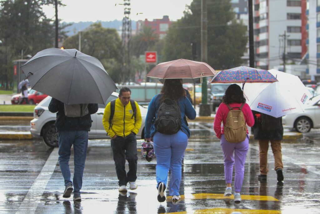 Un paraguas es indispensable en Quito estos días.