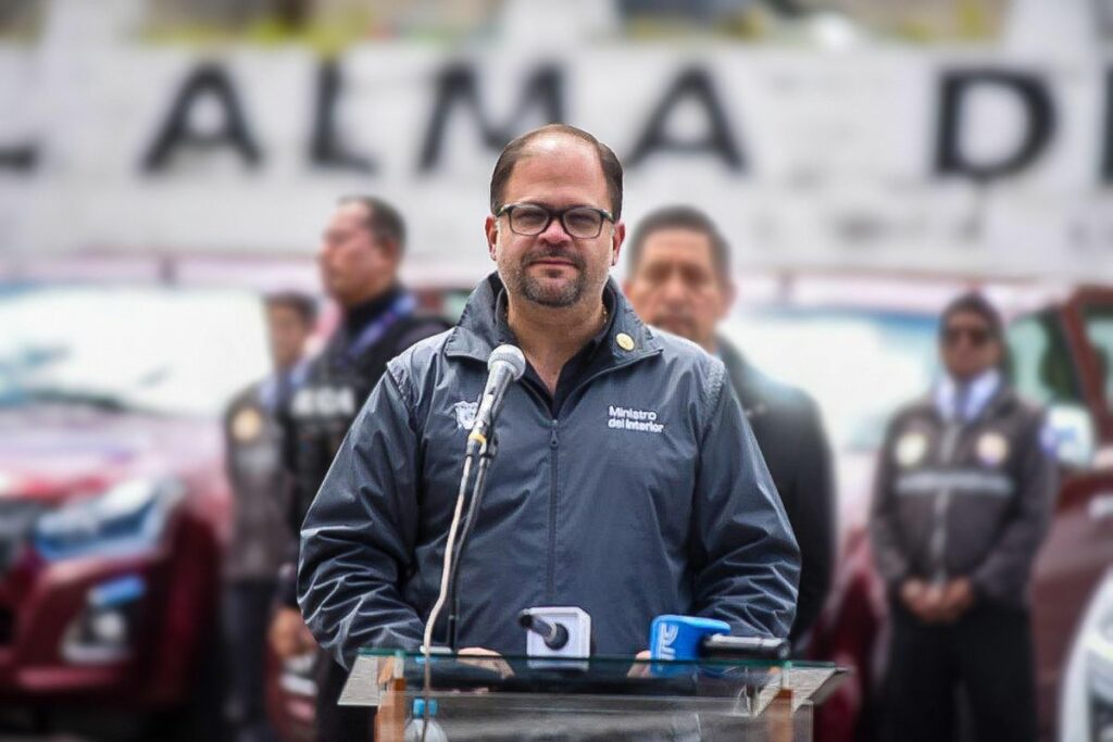 El Ministro del Interior en una ceremonia en la Policía Nacional