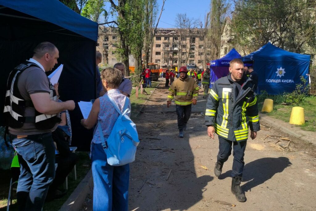 En la imagen, organismos de ayuda en Kiev, luego del ataque.
