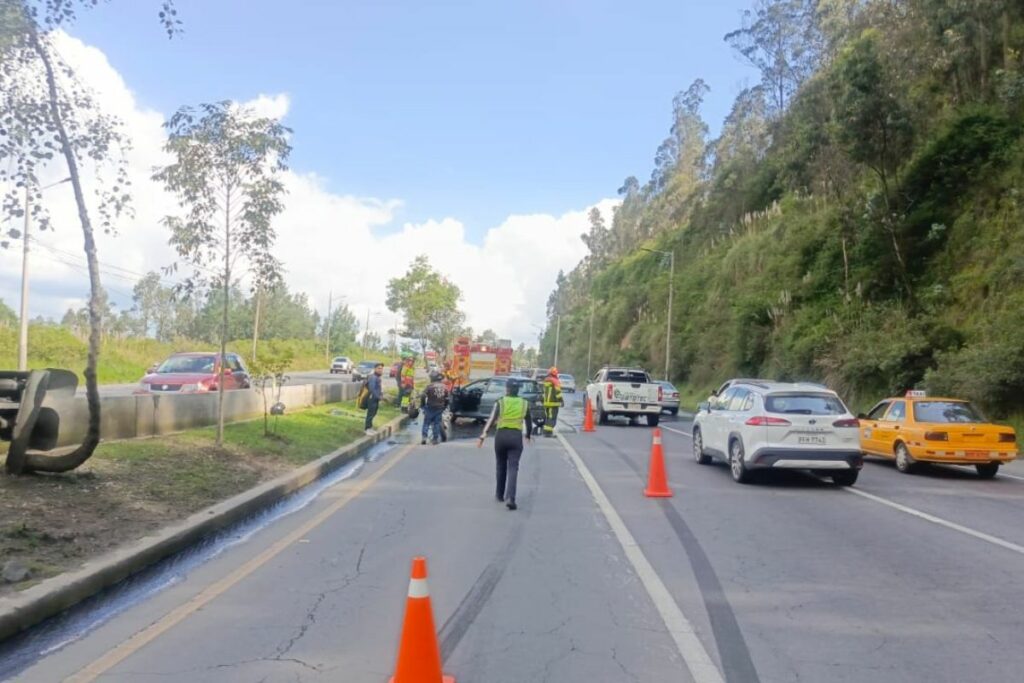 Imagen referencial de otro siniestro de tránsito en la av. Simón Bolívar, en Quito.