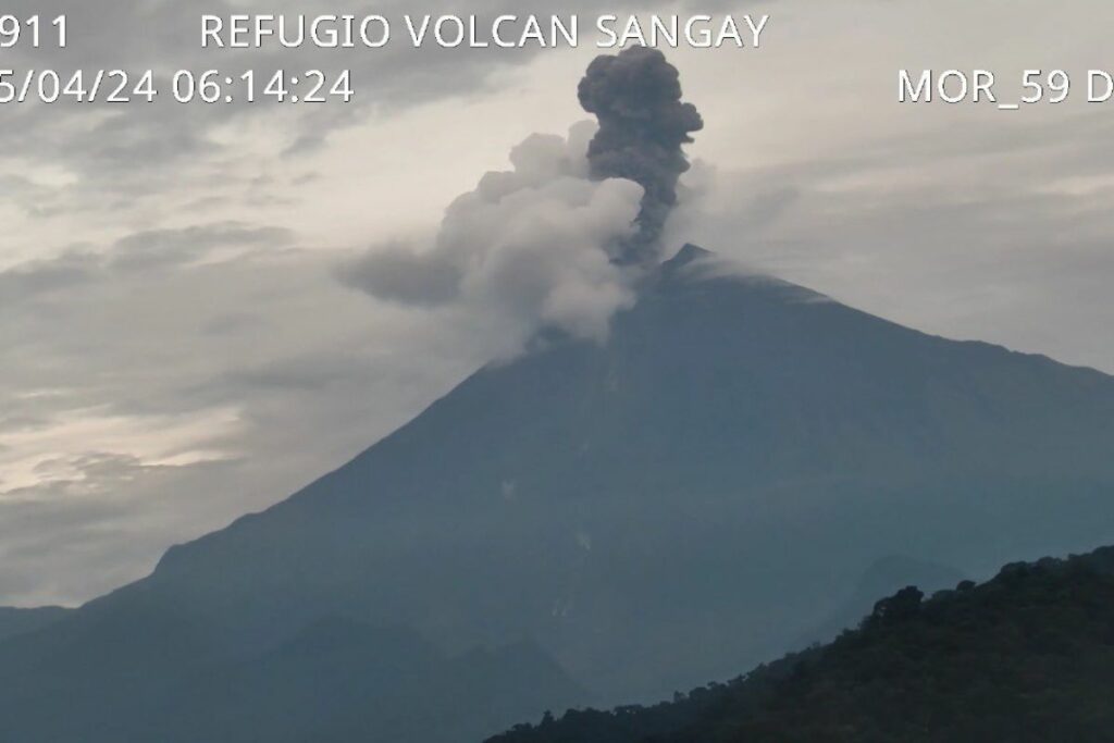 El volcán Sangay en una fotografía de este jueves 24 de abril.