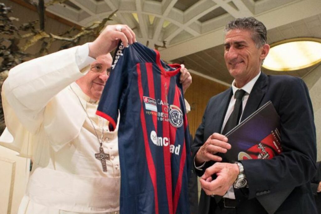 El papa Francisco recibe la camiseta de San Lorenzo de la mano del DT argentino Edgardo Bauza.