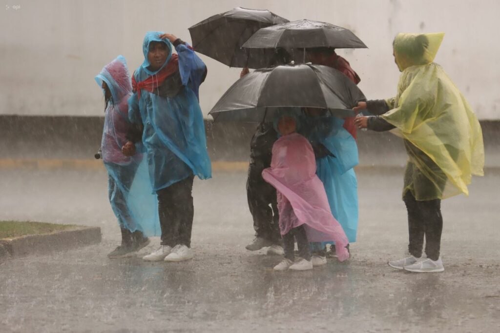 Imagen de archivo de personas en Quito resguardándose de las lluvias.