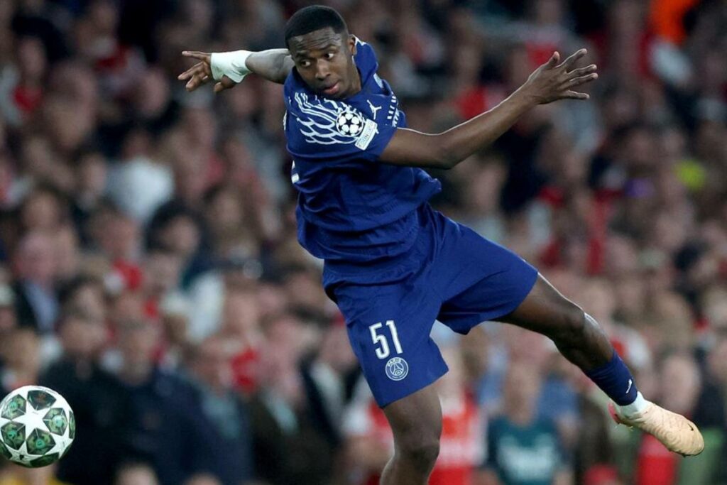 Willian Pacho, jugador ecuatoriano en el partido entre Arsenal y PSG en la semifinal de la Champions League.