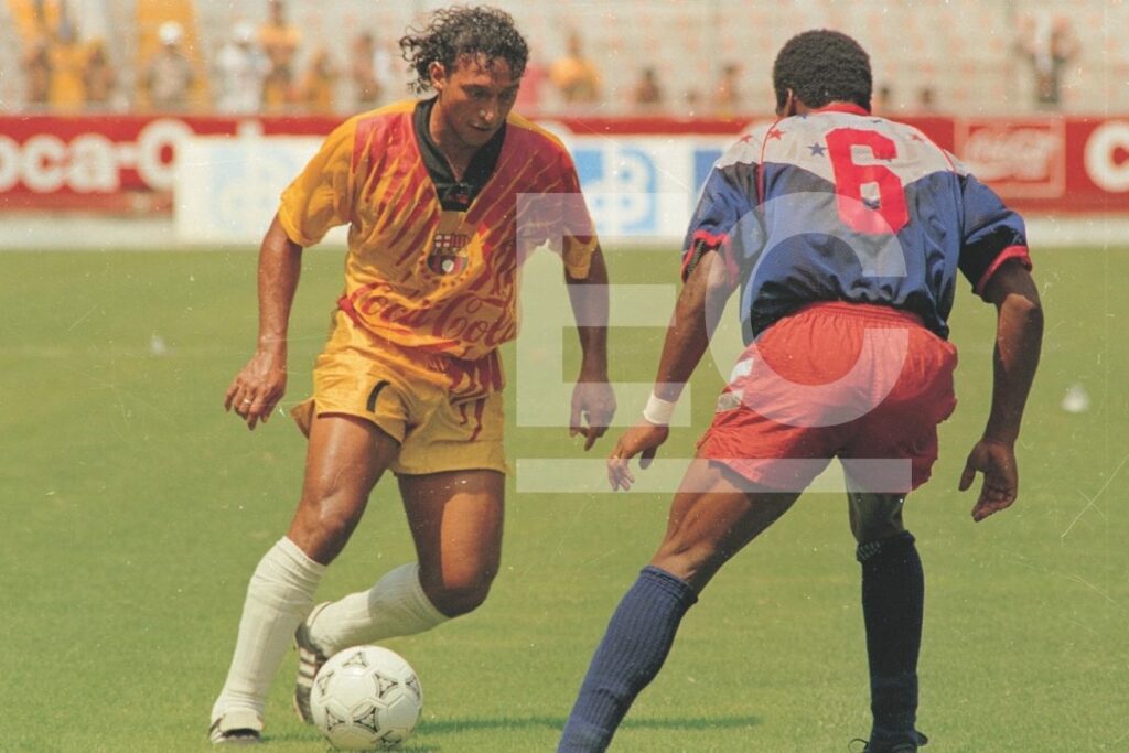 Carlos Muñoz, leyenda del Barcelona SC, en un cotejo ante El Nacional en la década de 1990. Barcelona SC cumple 100 años de fundación el 1 de mayo del 2025.