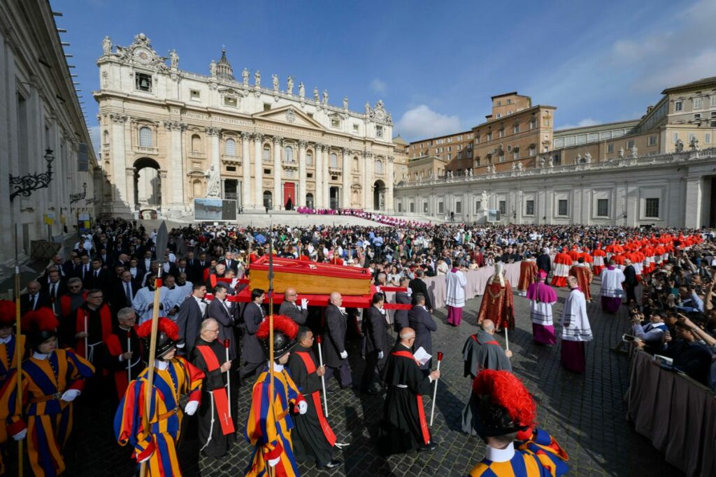 El féretro abierto del papa Francisco, llevado en procesión a hombros por los 'sediarios' pontificios y escoltado por la Guardia Suiza, llegó a la basílica de San Pedro y fue colocado ante el Altar de la Confesión antes de que los fieles puedan darle el último adiós.