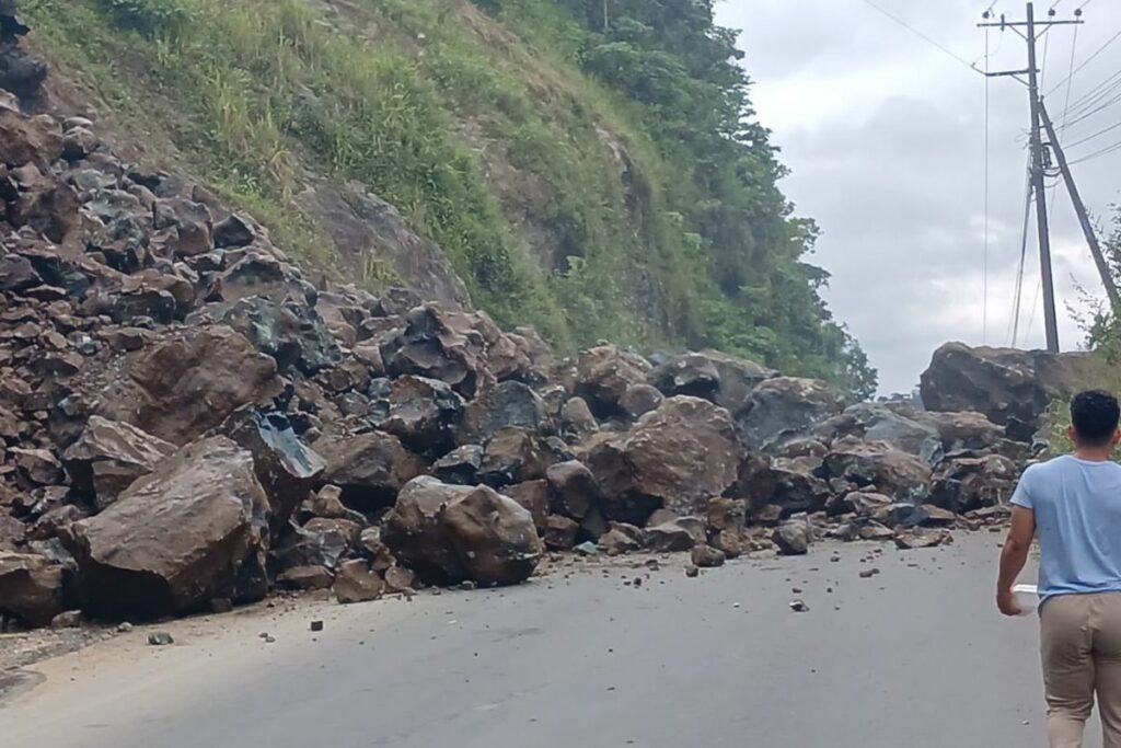 Un deslizamiento de rocas bloqueó la vía Alóag-Santo Domingo, el 13 de abril de 2025.