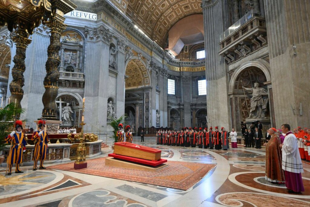 El féretro abierto del papa Francisco, en la basílica de San Pedro ante el Altar de la Confesión antes de que los fieles puedan darle el último adiós, este miércoles.