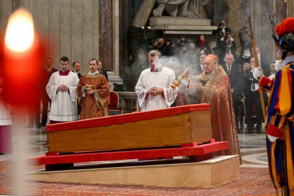 El féretro abierto del papa Francisco, en la basílica de San Pedro ante el Altar de la Confesión antes de que los fieles puedan darle el último adiós, este miércoles.