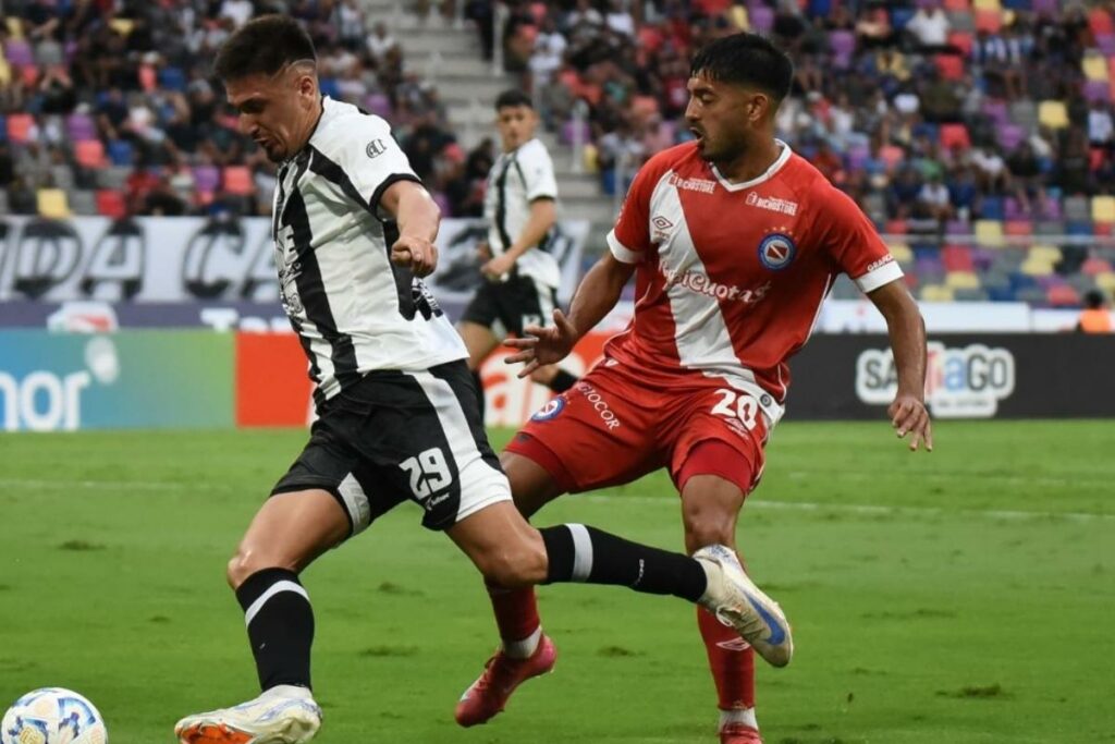 Central Córdoba (blanco con negro) debutará en la Copa Libertadores ante Liga de Quito.