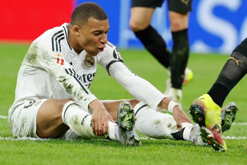 El delantero francés del Real Madrid Kylian Mbappé durante el partido de LaLiga entre el Real Madrid y el Valencia disputado este sábado en el estadio Santiago Bernabéu en Madrid.
