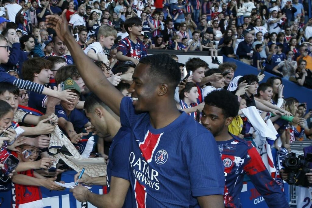 Willian Pacho festeja con los hinchas del PSG el título de campeón en Francia.
