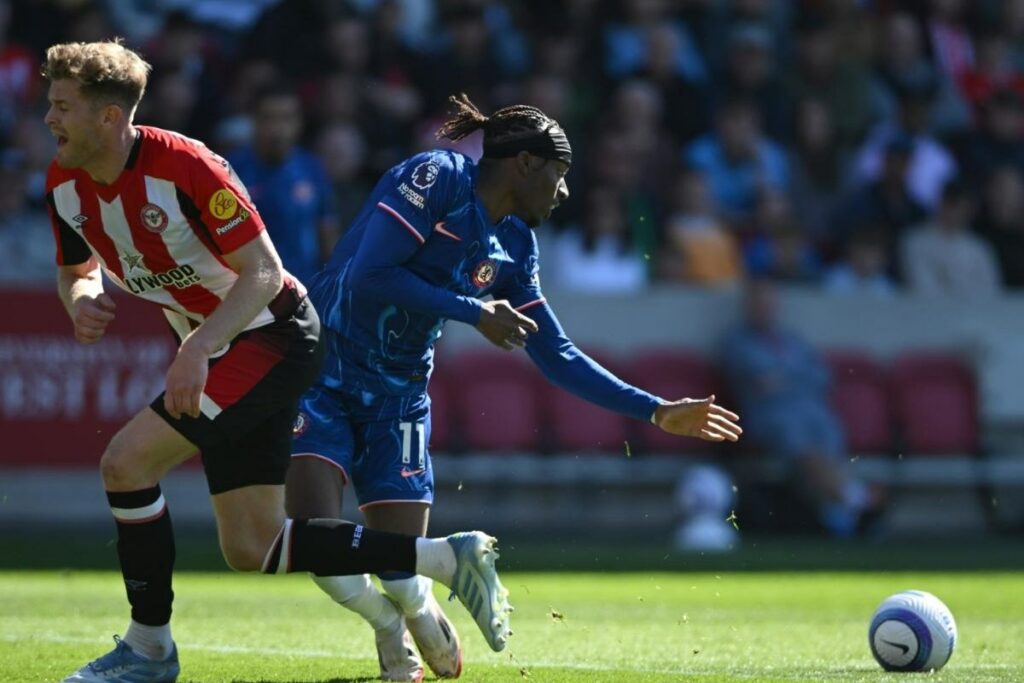 Nathan Collins del Brentford disputa la pelota con Noni Madueke del Chelsea en partido del 6 de abril del 2025. El ecuatoriano Moisés Caicedo fue titular en los 'Blues'.