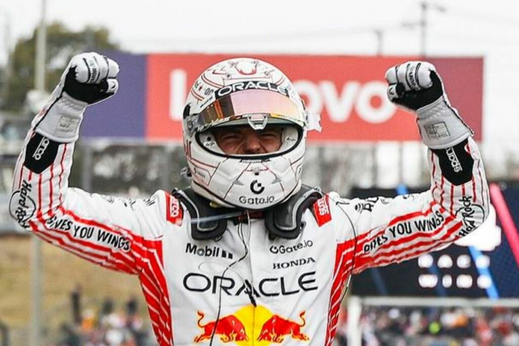 El piloto del Red Bull Racing Max Verstappen celebra al ganar el Gran Premio de Fórmula 1 de Japón, el 6 de abril del 2025.