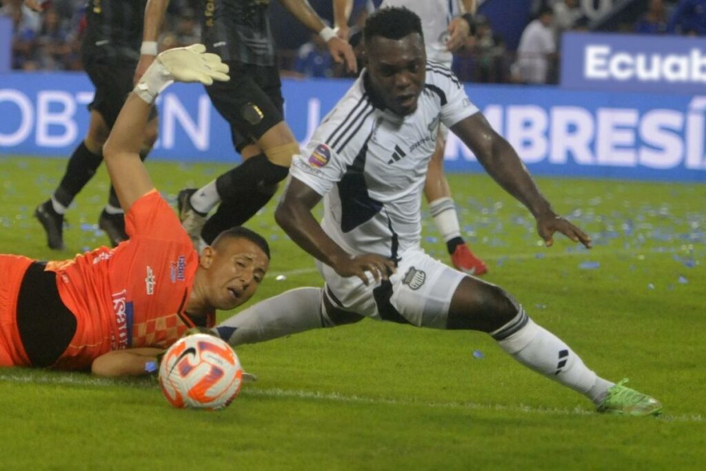 Emelec y Manta se citaron para jugar por la Liga Pro en el estadio George Capwell de Guayaquil.