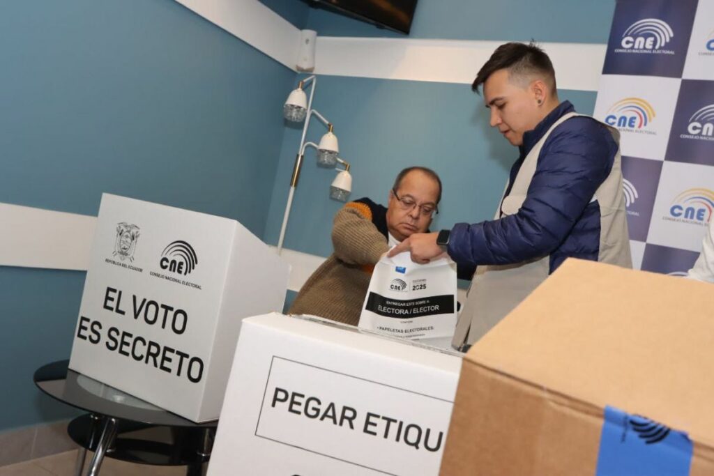 Un votante ejerciendo su derecho en el Voto en Casa.