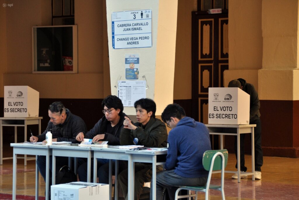 El CNE anunció que concluyó con el procesamiento de actas en las 24 provincias.