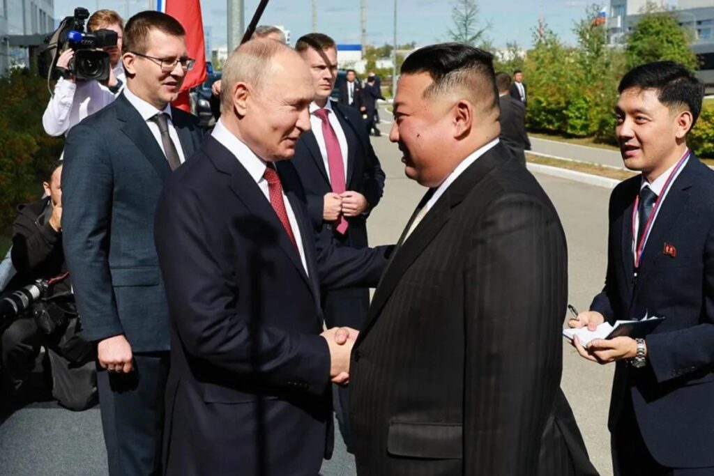 El presidente de Rusia, Vladímir Putin, saluda a su homólogo norcoreano, Kim Jong-un, en una fotografía de archivo.