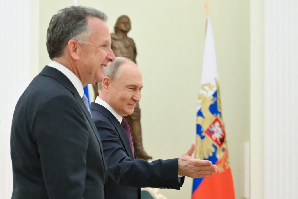 El presidente ruso, Vladimir Putin (der.), saluda al enviado especial del presidente estadounidense, Steve Witkoff (izq.), antes de una reunión en el Kremlin en Moscú, Rusia.