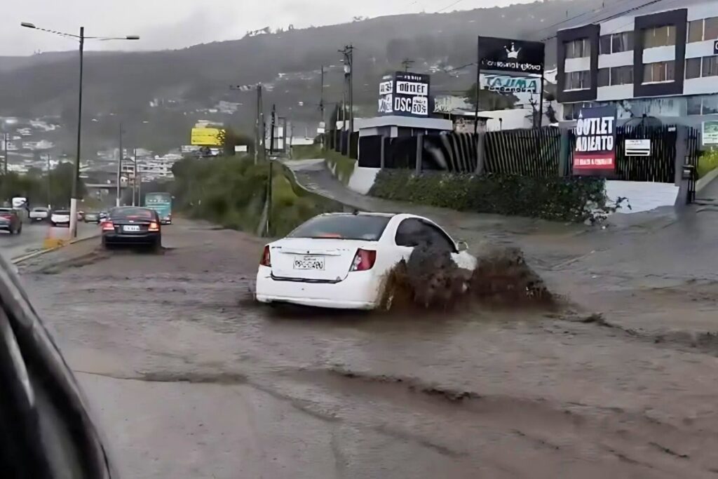 La Autopista General Rumiñahui, entre los puentes 3 y 4, se inundó este miércoles