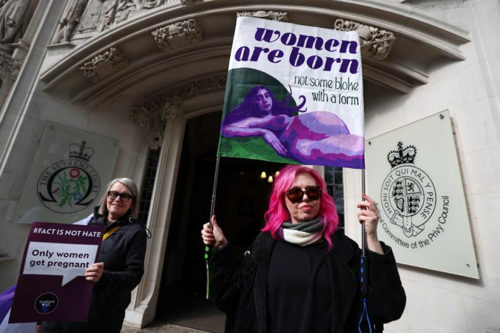 Mujeres celebran frente al Tribunal Supremo en Londres, Gran Bretaña, el 16 de abril de 2025, tras su fallo que establece que la definición de mujer se basa en el sexo biológico.