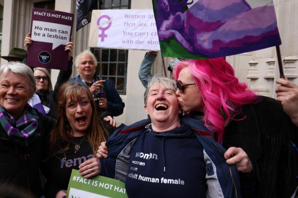 Mujeres celebran el fallo del Tribunal Supremo que permite a policías varones registrar a mujeres trans.