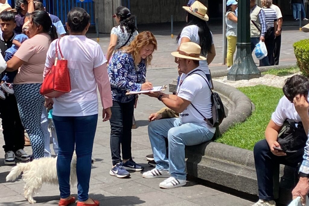 La recolección de firmas para revocar a Pabel Muñoz se inició en el Centro Histórico de Quito.