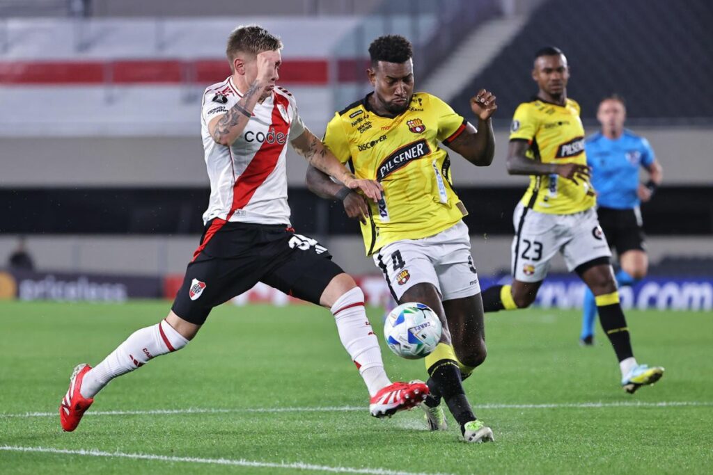 Franco Mastantuono (i) disputa el balón con Gustavo Vallecilla de Barcelona en un partido de la fase de grupos de la Copa Libertadores entre River Plate y Barcelona en el estadio Más Monumental en Buenos Aires.