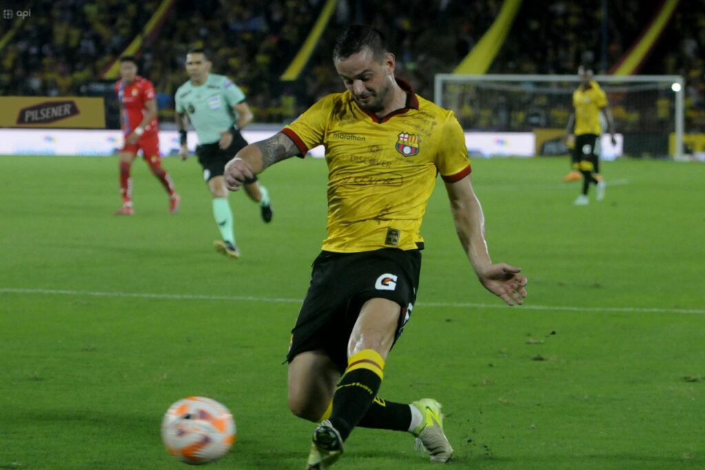 Octavio Rivero en un partido de la Liga Pro en el Estadio Monumental con la camiseta de Barcelona SC.