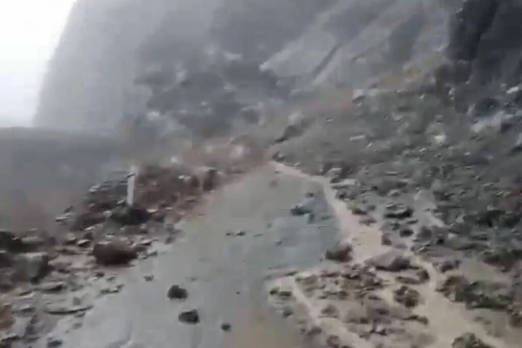 El sismo de Esmeraldas provocó un gran deslizamiento de tierra en un tramo de la vía Ibarra – San Lorenzo, en el norte del Ecuador.