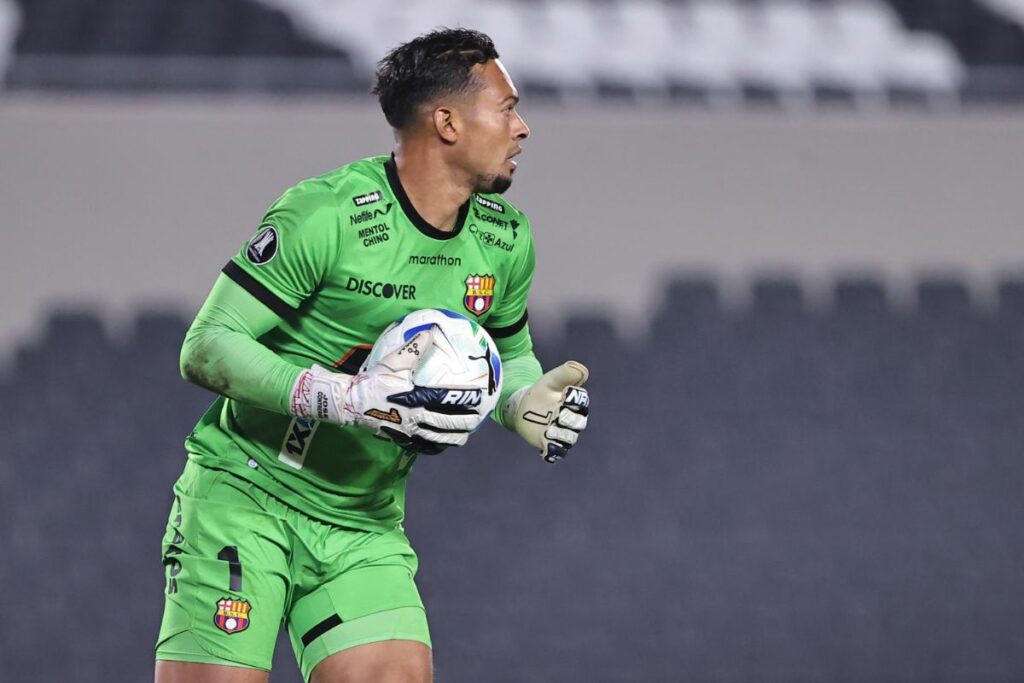 José Contreras con el balón en sus manos en el juego entre Barcelona SC y River Plate por la Libertadores 2025 en Buenos Aires.