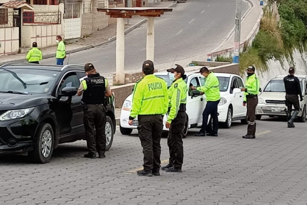 Los policías cumplen diversas actividades en la segunda vuelta electoral.