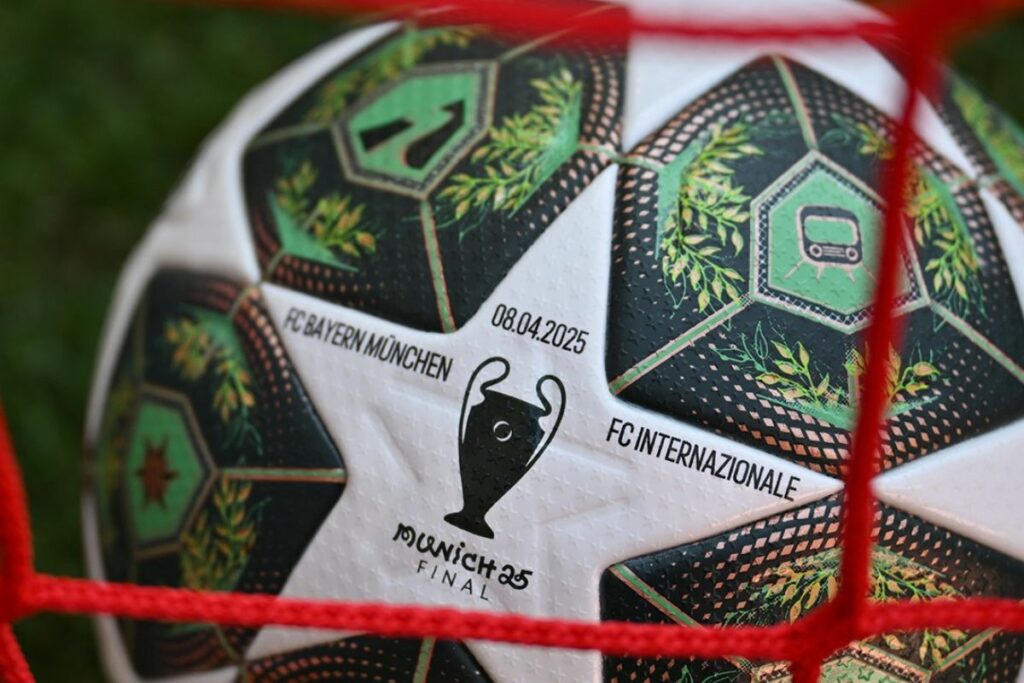 Balón con el que se juega la Champions League 2024-25.