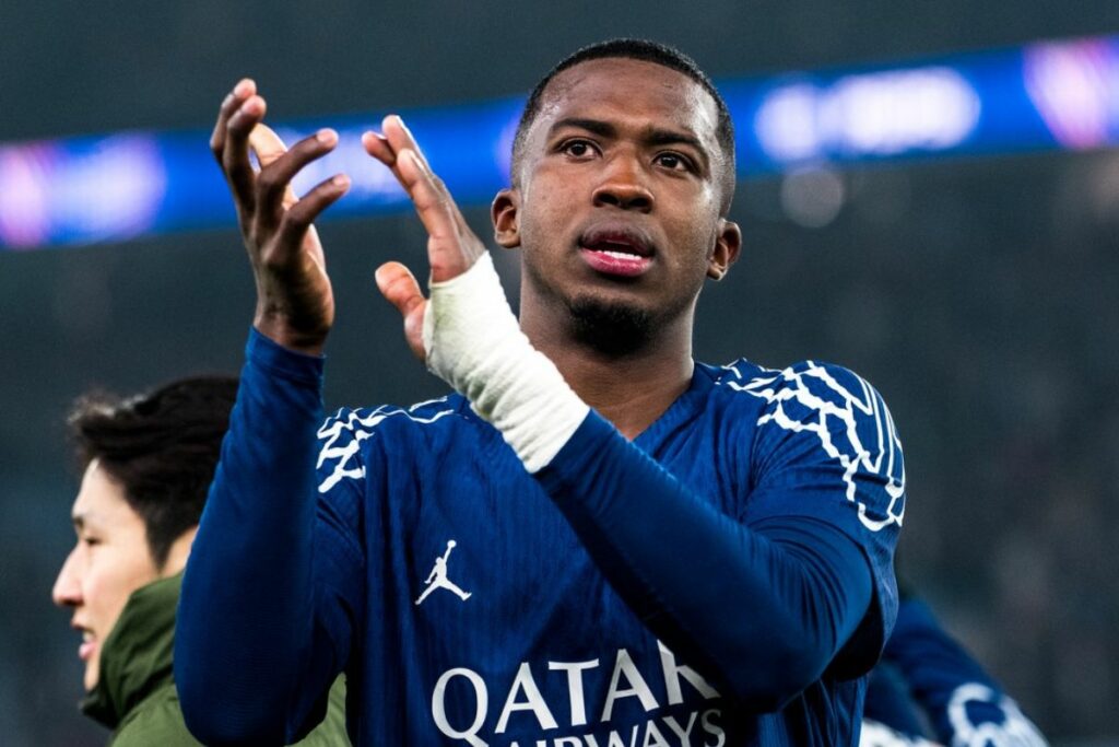 Willian Pacho, defensa central ecuatoriano del PSG.