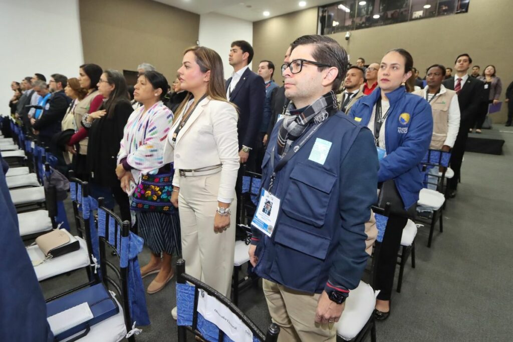 Observadores electorales en proceso con el CNE, antes del silencio electoral de la segunda vuelta.