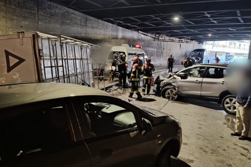 Un siniestro de tránsito en el túnel San Diego provoca un cierre vial.