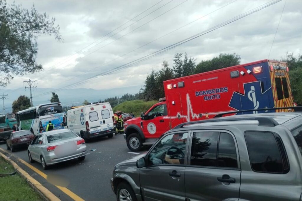 El Jueves Santo, el Cuerpo de Bomberos de Quito atendió un siniestro, que tuvo como involucrados a dos buses, en la autopista Rumiñahui.